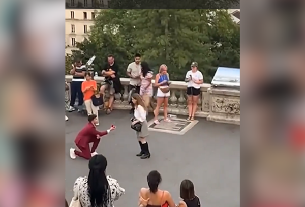 Le propuso matrimonio a su novia en París, frente a cientos de personas, y el resultado fue inesperado - Megacadena - Diario Digital