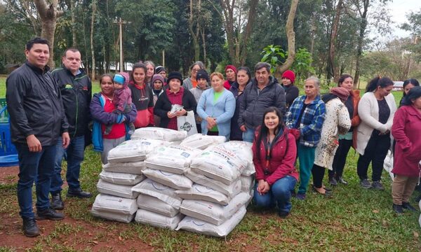 Entregan insumos productores avícolas de Cedrales