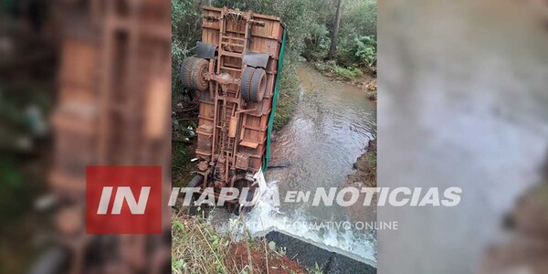 CAMIÓN CAYÓ A UN ARROYO EN OBLIGADO - Itapúa Noticias