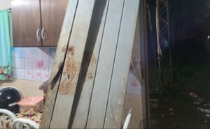 Armados irrumpen en una vivienda para robar automóvil y motocicleta