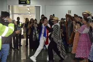 Video: así recibieron a Aye Alfonso al llegar a Paraguay - Nacionales - ABC Color