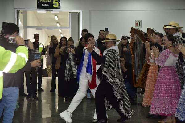 Video: así recibieron a Aye Alfonso al llegar a Paraguay - Nacionales - ABC Color