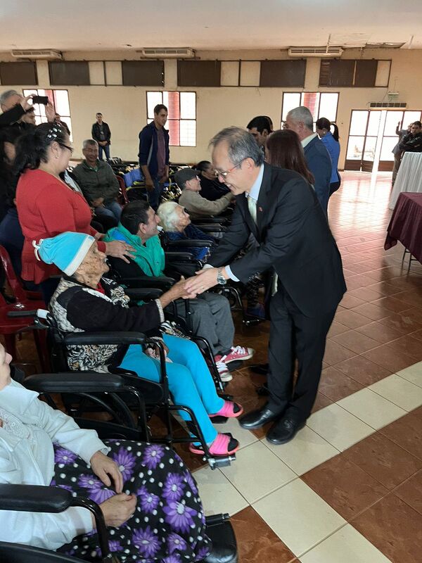 Consulado de Taiwán dona equipos de movilidad a la Comuna - La Clave