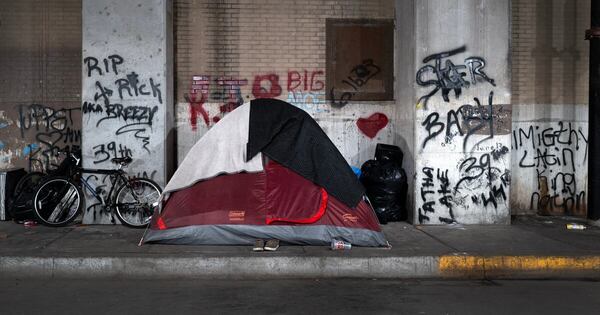 La Nación / EE. UU. confirma prohibición de dormir en la calle a personas sin hogar