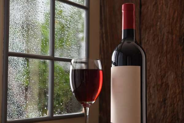 La magia de disfrutar vino tinto en una noche lluviosa: una guía de maridaje - Gastronomía - ABC Color