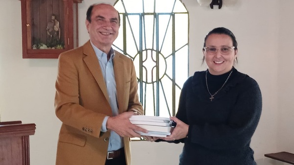 Ex alumno dona un lote de libros de su autoría al Colegio Parroquial Pío XI - Noticiero Paraguay