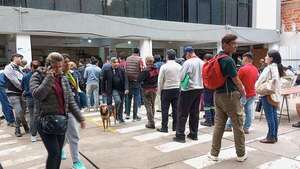 Largas filas para tramitar pago de patentes en Fernando de la Mora - Nacionales - ABC Color