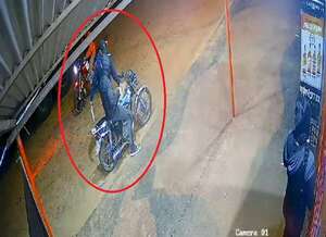 Video: violento asalto en Mora Cué, delincuentes roban motocicleta a punta de cuchillo - Policiales - ABC Color