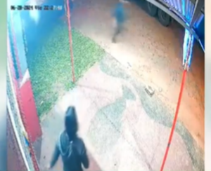 Mientras compraban chevecha, pareja fue interceptada por motochorros