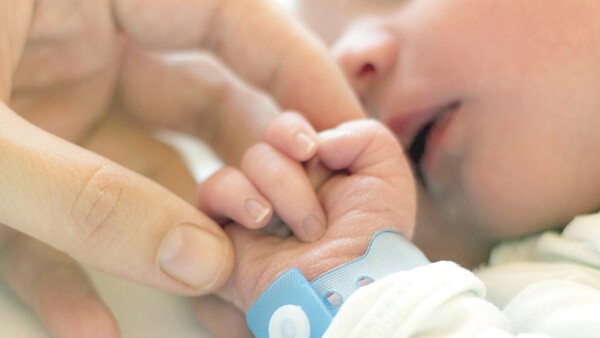 Buscan a recién nacido: suegra de la mamá está en la mira