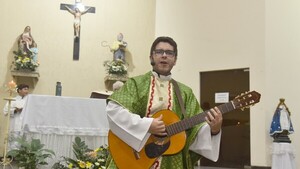 Misa con cumbia, polcas y bailes: Fieles vibran con el sacerdote Freddy Romero