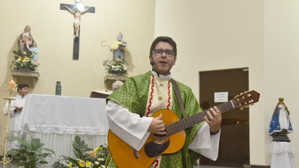 Misa con cumbia, polcas y bailes: Fieles vibran con el sacerdote Freddy Romero