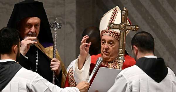 La Nación / El papa llama a construir una iglesia de “puertas abiertas”
