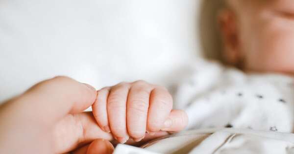 Diario HOY | Buscan a un bebé e investigan a madre por darlo en adopción ilegal