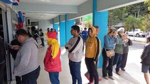 Largas filas para renovación de habilitaciones de rodados en comunas de Central - Nacionales - ABC Color