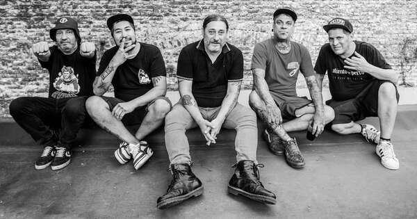 La Nación / “La máquina de hacer cagadas”, el nuevo álbum del grupo 2 Minutos
