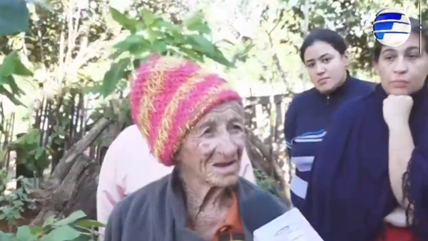 Abuela vive en total precariedad, con casa de materiales desechados y sin baño