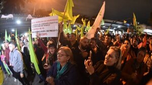 En protesta, gremios repudian contratos de un mes en el IPS