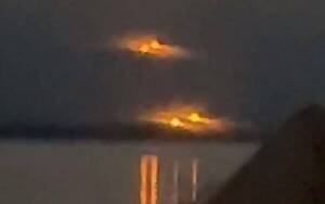 [VIDEO] Filman cuatro luces “como el sol” flotando por sobre un río: “¿Qué diablos es eso?”