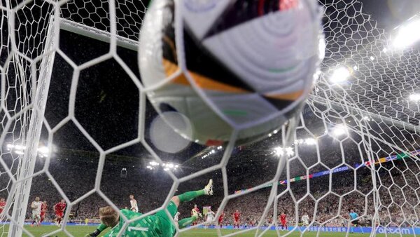 La UEFA destaca la tecnología que rodea al balón de la Euro