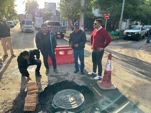 Pretenden cambiar tapas de alcantarillado de hierro por plástico ante continuos robos - Noticias Paraguay