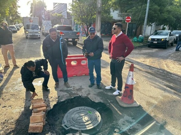Pretenden cambiar tapas de alcantarillado de hierro por plástico ante continuos robos - Noticias Paraguay