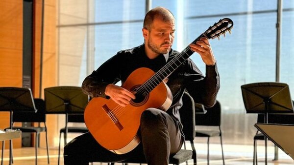 Guitarrista paraguayo pide votos para salir en la Rolling Stone y tocar en reconocido festival