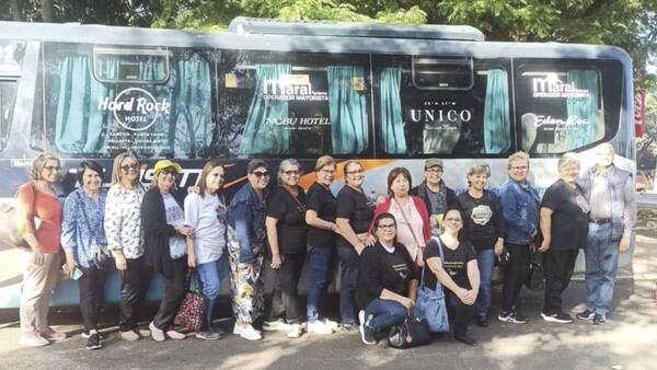 Abuelitas viajeras recorren las ciudades en busca de aventura