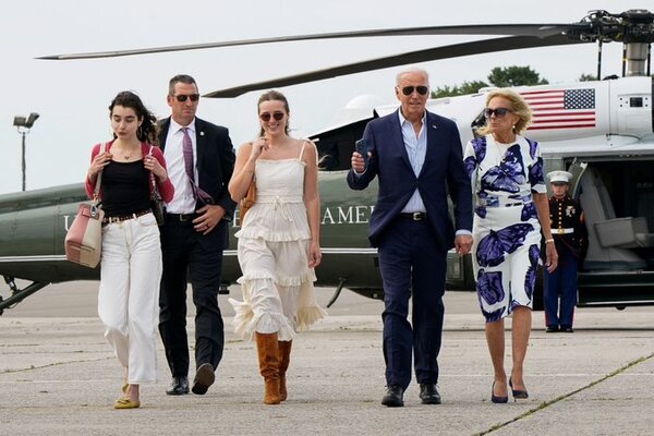 Biden reúne a su familia para sesión de fotos en medio de críticas tras debate