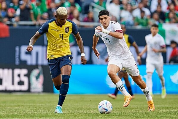 Versus / México vs. Ecuador: lugar para uno en cuartos