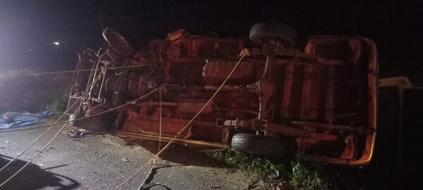 Accidente con derivación fatal en Emboscada deja dos fallecidos y varios heridos