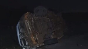 Dos muertos y varios heridos tras choque frontal entre minibús y un camión en Emboscada