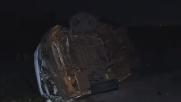 Dos muertos y varios heridos tras choque frontal entre minibús y un camión en Emboscada