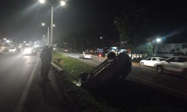 Vehículo vuelca en Ciudad del Este