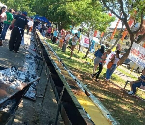 Buscan batir récord de la sopa paraguaya más larga del país