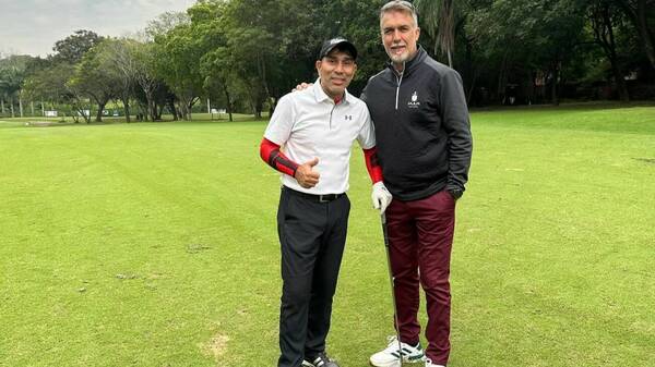 [VIDEO] ¡Apenami! Mirá con quién Pipino Cuevas juega al golf