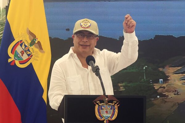 Petro ahonda su enfrentamiento con la prensa colombiana y la acusa de mentir