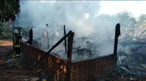 Incendio consumió en su totalidad una vivienda en Bella Vista