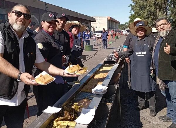 Asadores logran la sopa paraguaya más larga del país