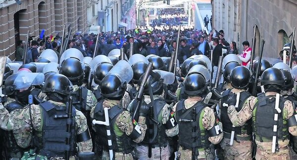 Envían a 7 militares más a prisión preventiva por "intento de golpe" de Estado en Bolivia