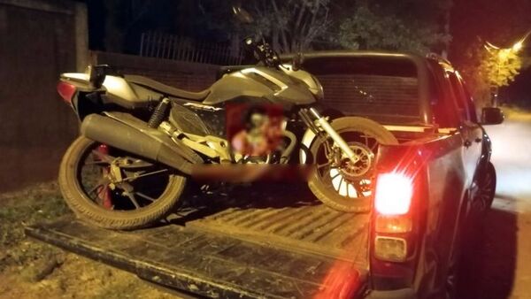 Persecución Policial termina en accidente y arresto de dos jóvenes con moto robada