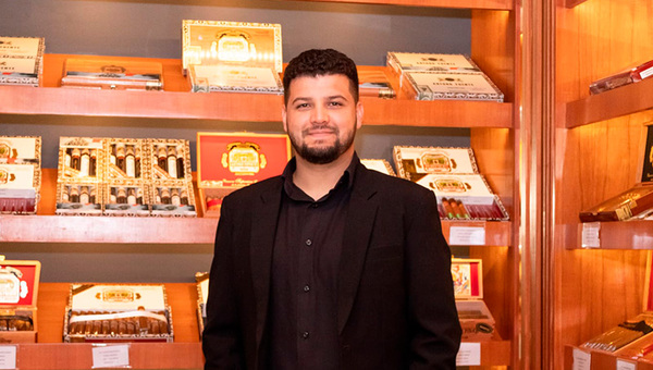 Cristian Rojas, cigar sommelier: “Para evaluarlo debemos fumar el mismo puro por lo menos tres veces”