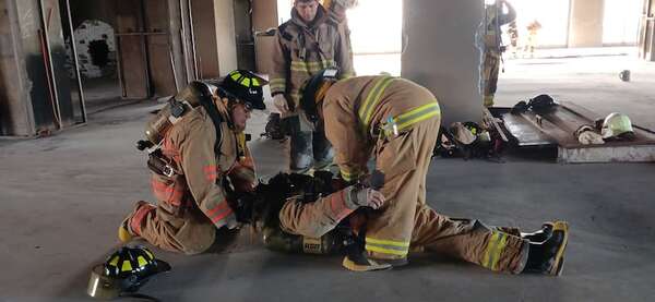 Bomberos volvieron a ingresar al edificio que ardió en llamas por dos semanas - ABC en el Este - ABC Color