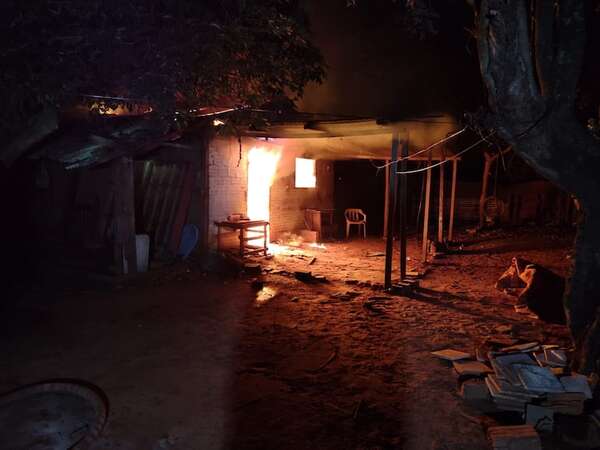 Incendio consume precaria vivienda en el Barrio San Juan de Asunción - Policiales - ABC Color