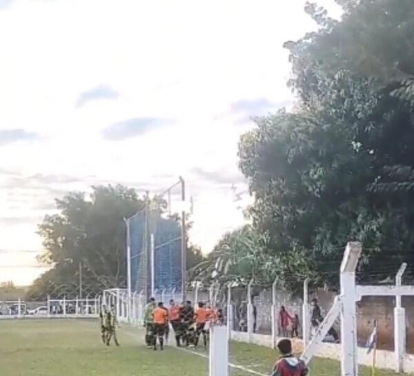 (VIDEO)Peloteros reventaron a árbitro y se suspendió partido