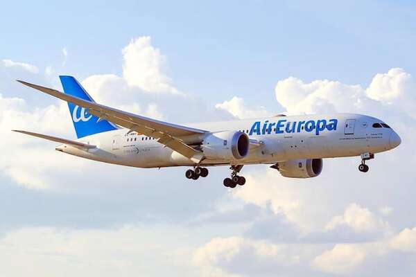 Air Europa desvía un vuelo a Brasil por turbulencias y se registran siete heridos - Mundo - ABC Color