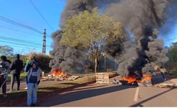 Enfrentamiento entre polis y civiles en medio de desalojo