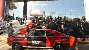 A lo Rocky Balboa y con peculiar auto, Bachi se estrena como nuevo presidente del Congreso
