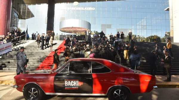 A lo Rocky Balboa y con peculiar auto, Bachi se estrena como nuevo presidente del Congreso