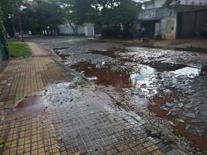 Pérdida de agua potable de la Essap en la calle Francis Morices - Crónicas Ciudadanas - ABC Color
